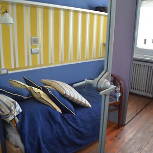 Kleines Zimmer mit zwei Einzelbetten