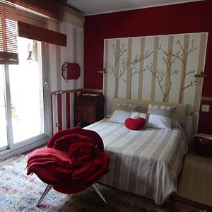Zimmer mit Kingsize-Bett